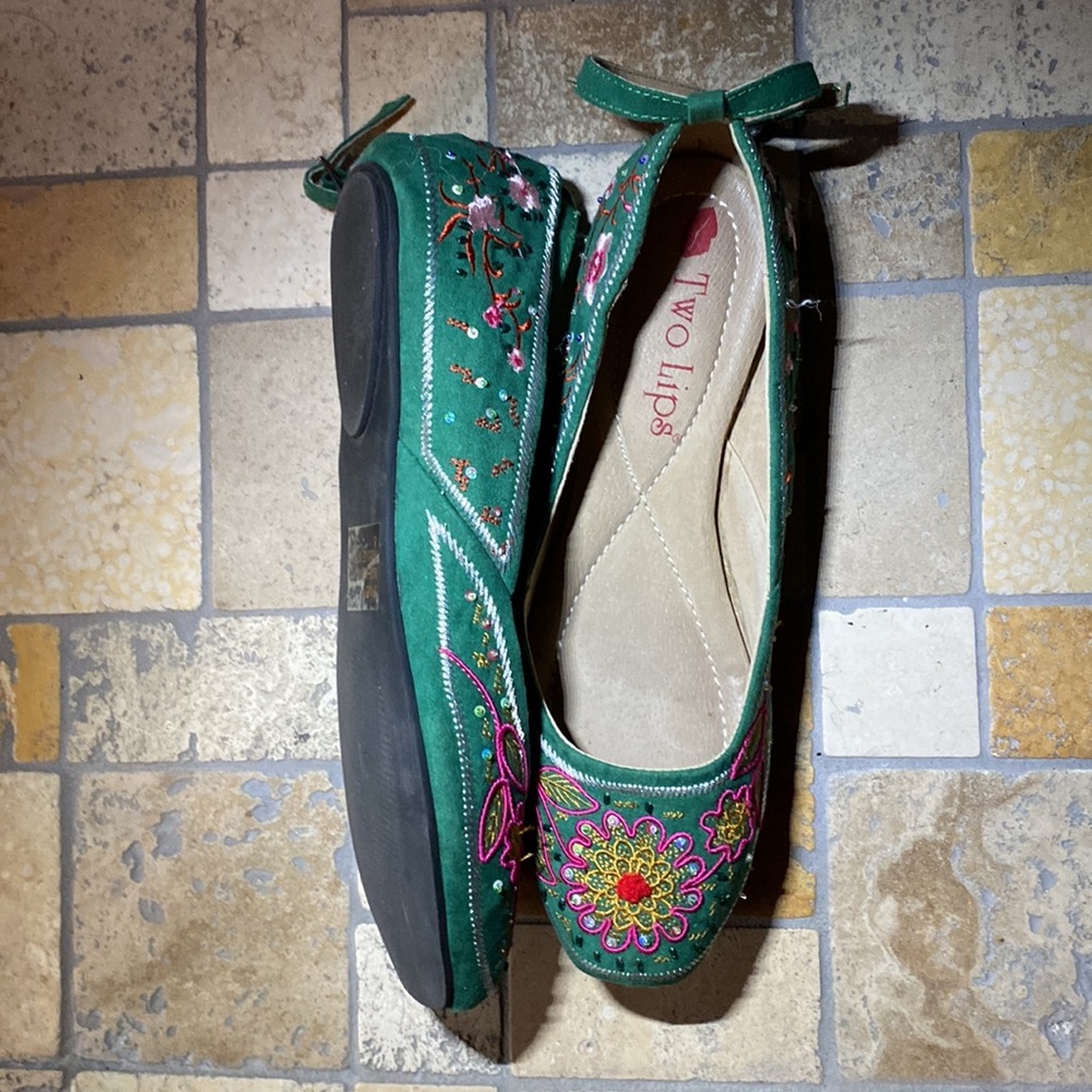 TWO LIPS Shoes BALLEY STYLE Flats with Straps Size 8 Green with Sparkle SO CUTE